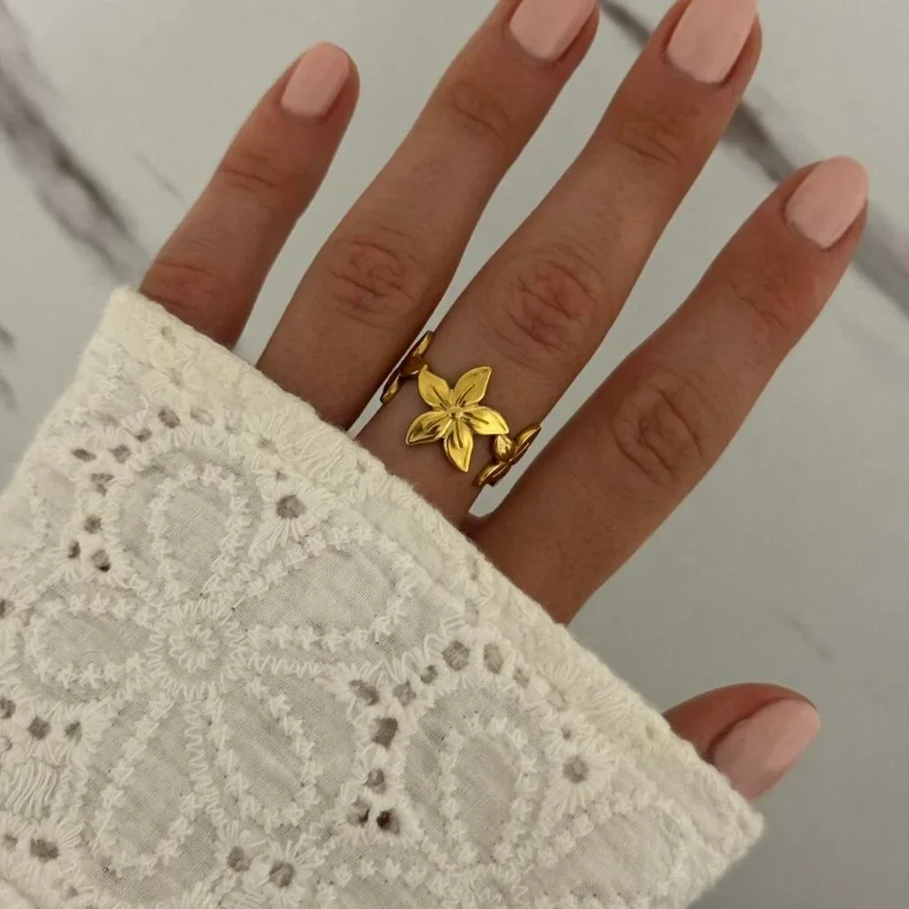 Sku0557 Retro Gold Floral Women Signet Fashion Ring‎ Stainless steel + gift bag